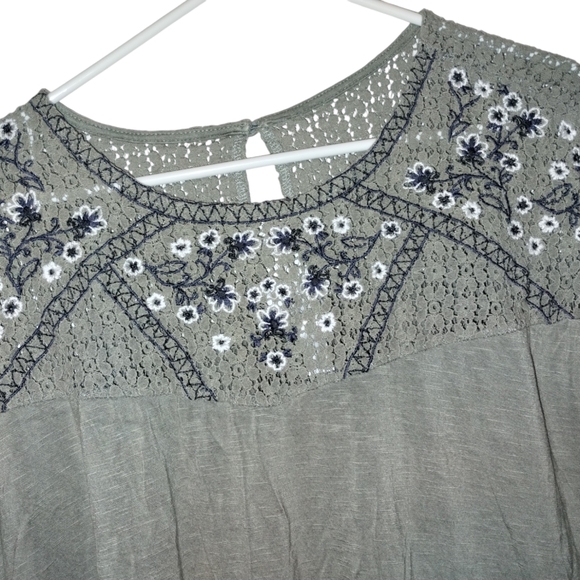 Torrid Size 1X Short Sleeve Shirt - Picture 3 of 5